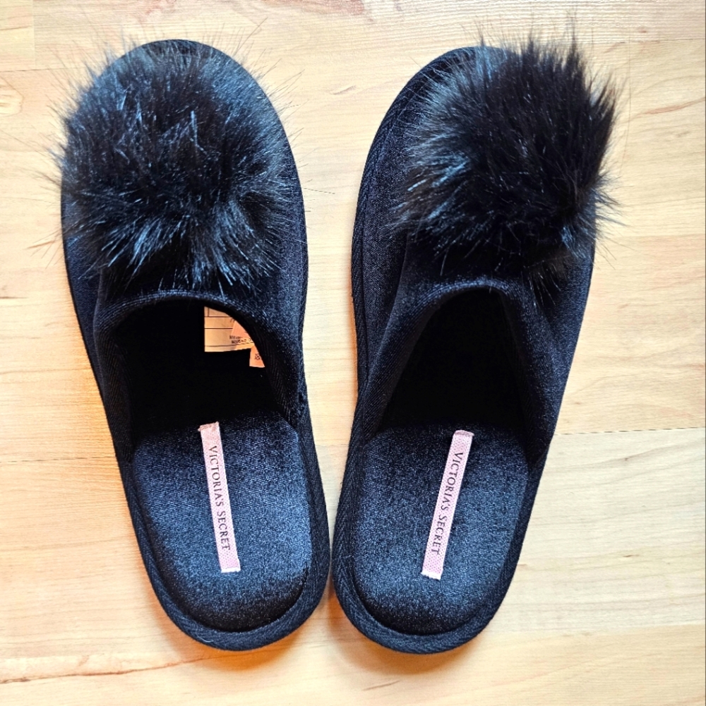 NWOT Victoria's Secret Slippers Pom Pom